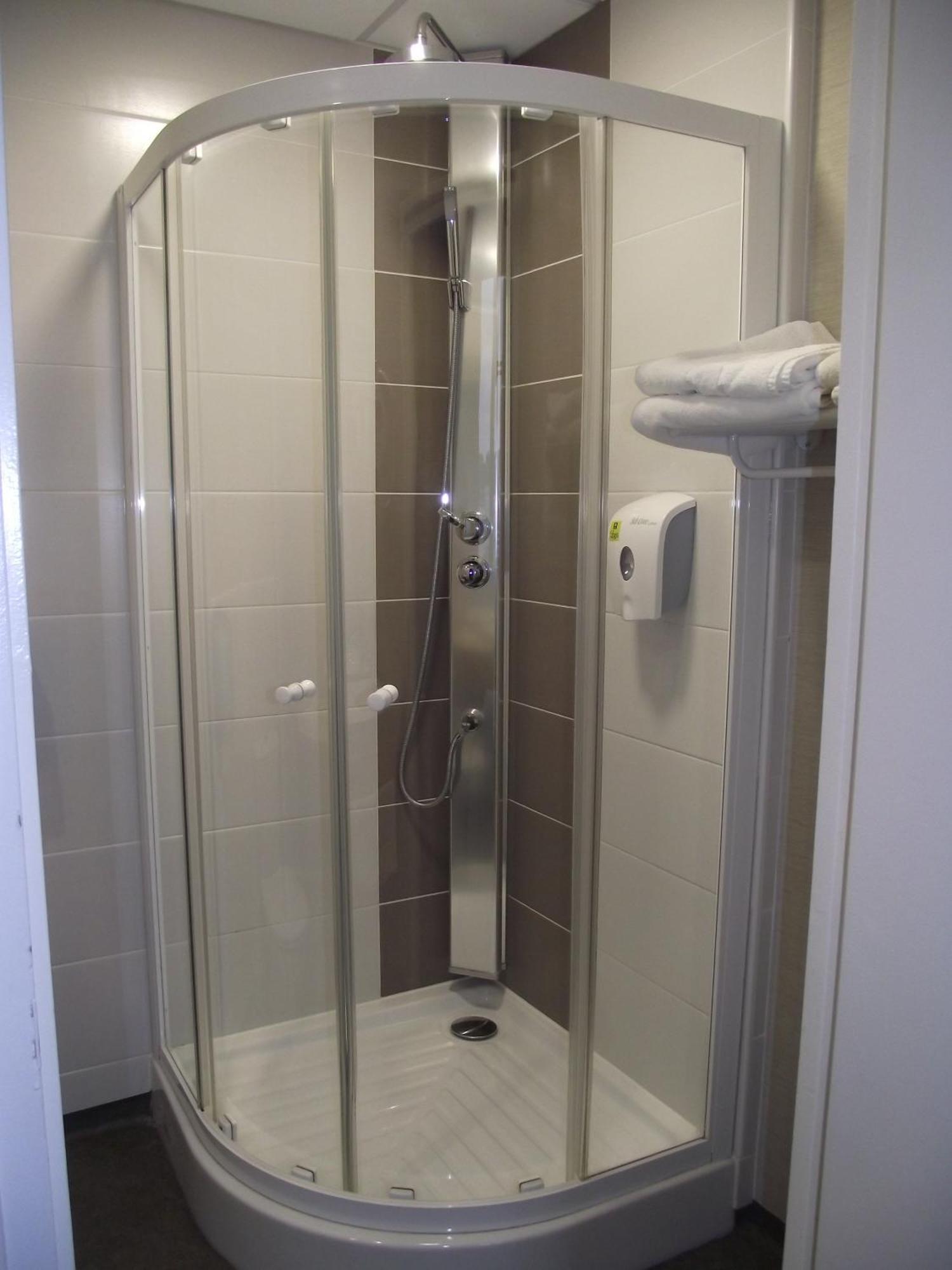 Logis Hotel Des Bourbons Montluçon Екстериор снимка