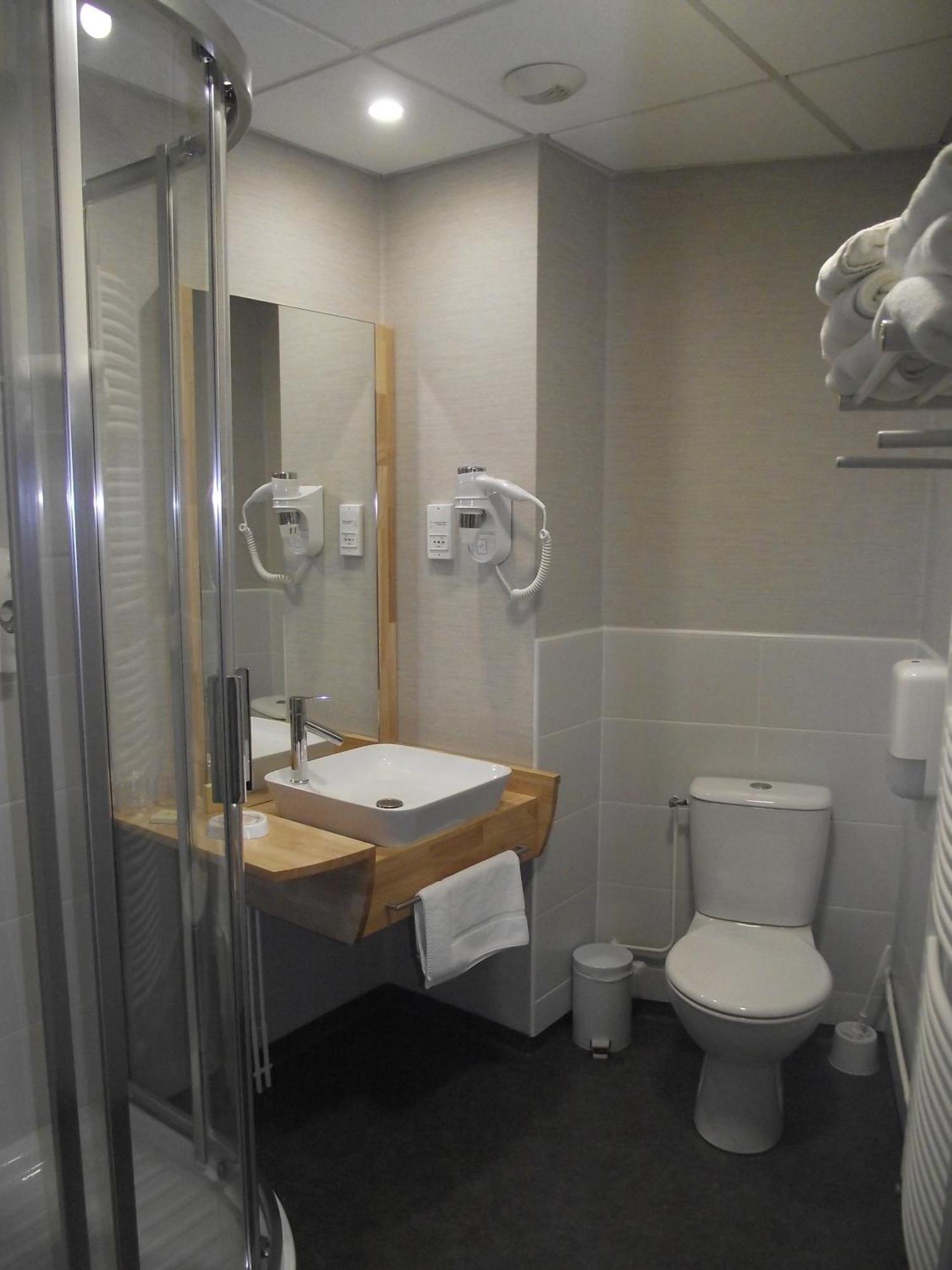 Logis Hotel Des Bourbons Montluçon Екстериор снимка