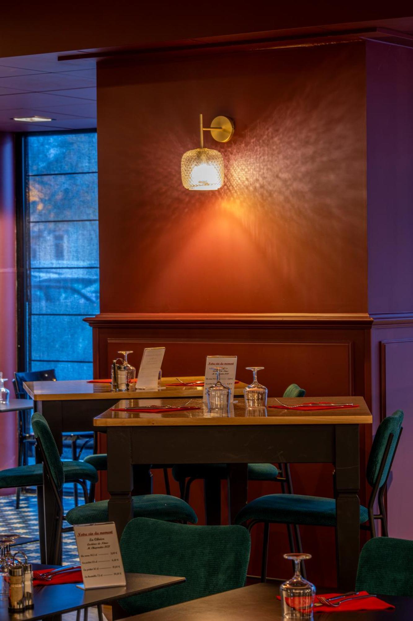 Logis Hotel Des Bourbons Montluçon Екстериор снимка