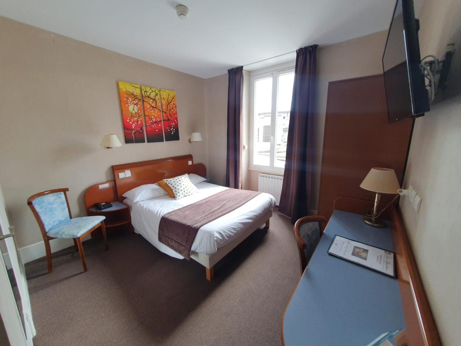 Logis Hotel Des Bourbons Montluçon Екстериор снимка
